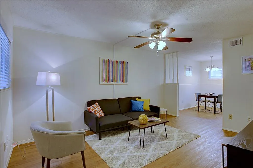 2 bed, 869 sqft, $1,195 — Photo 1