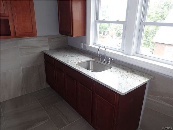 4th image of 1624 Niagara St