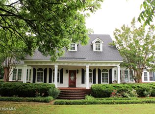 609 Robeson Avenue, Lake Waccamaw, NC 28450