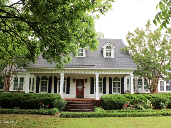609 Robeson Avenue, Lake Waccamaw, NC 28450