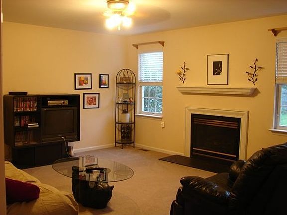 Familyroom w/Gas FP