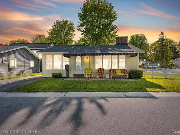 5871 Manor Dr, Fort Gratiot, MI 48059