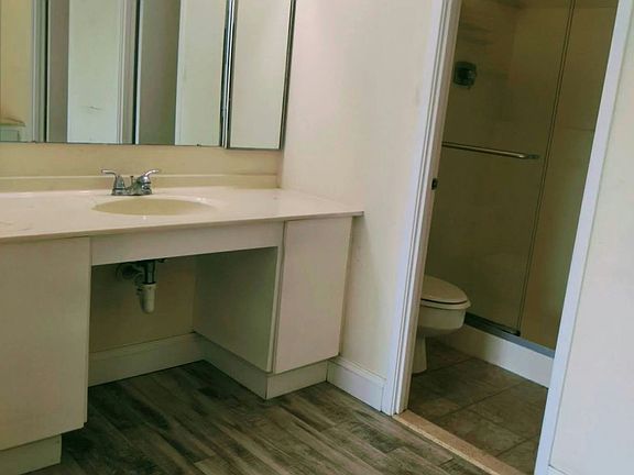 2nd image of 205 Yoakum Pkwy Unit 421