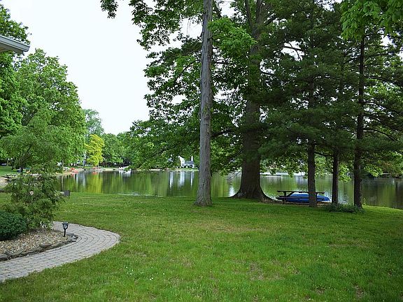 3rd image of 981 Shorewood Dr