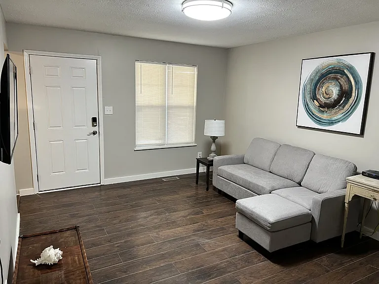 325 Cable St — Photo 6