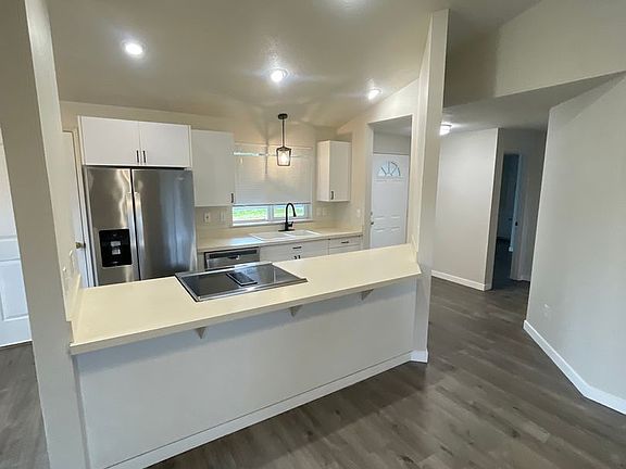 3rd image of 1010 37th Ave SW