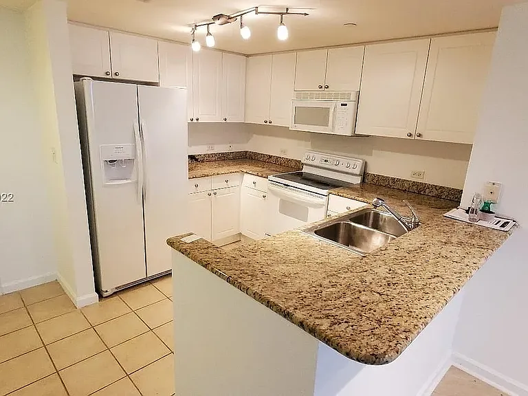 19501 W Country Club Dr #806 — Photo 4