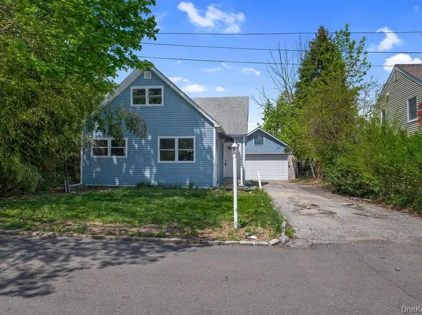 16 1st Street, Glenwood Landing, NY 11547