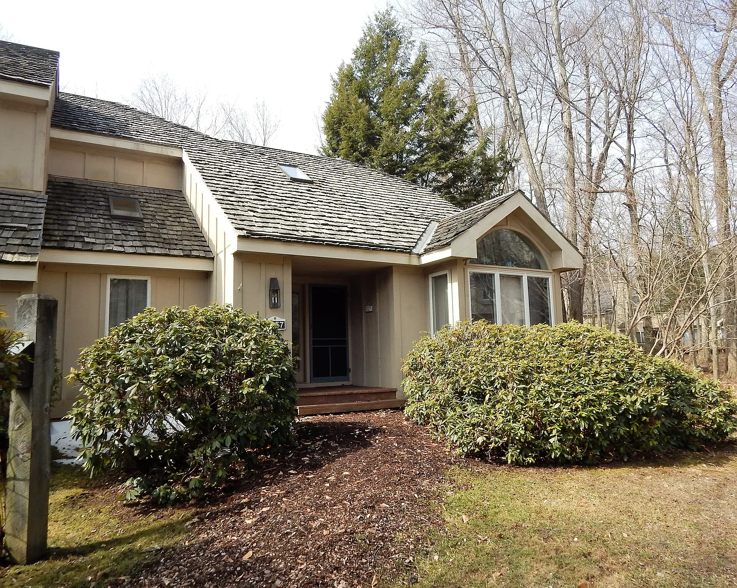 1057 Crestwoods Dr photo 1
