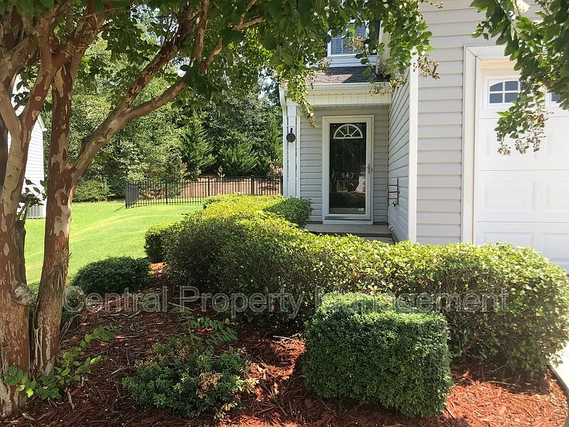 3 bed, 2.5 bath, 1585 sqft, $1,695 — Photo 2