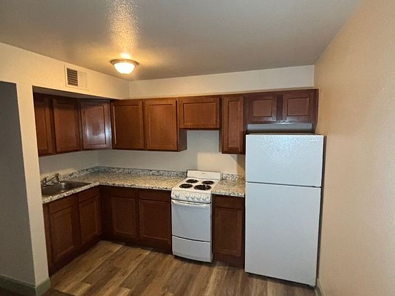 5th image of 1007 N Summit St #8