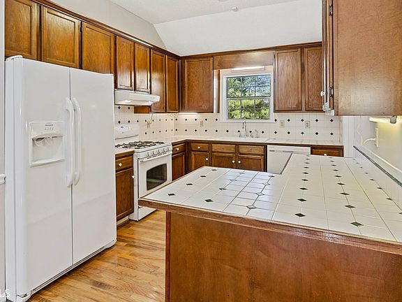 5th image of 93 Maygold St