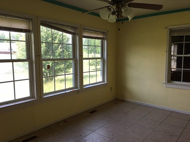 2nd image of 1018 Cherokee Ln