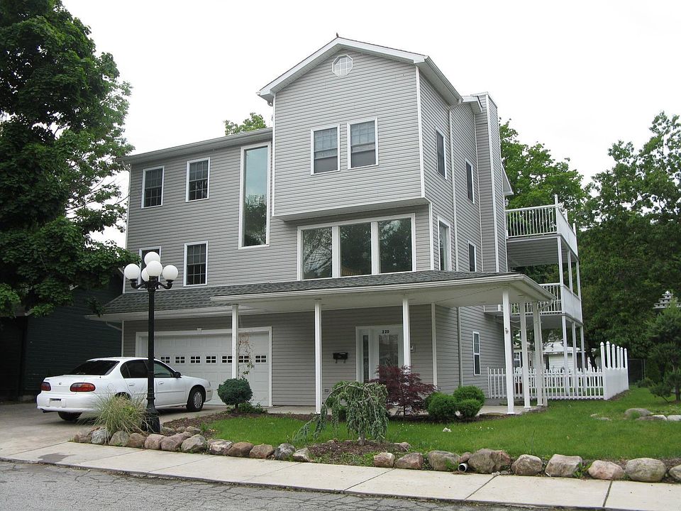 1st image of 220 Blackstone Dr