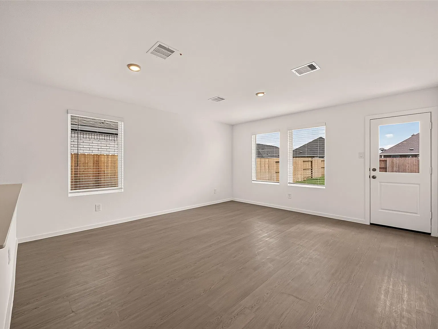 3 bed, 2.0 bath, 1084 sqft, $1,999 — Photo 2