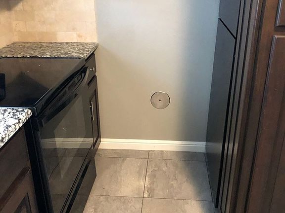 5th image of 100 W Oakdale St APT 304