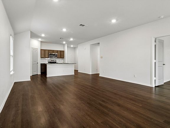 4th image of 4351 Pyramid Dr
