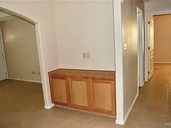 4th image of 903 Emerald Dr