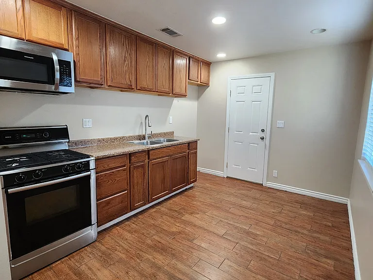 33680 Avenue C — Photo 4