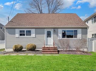 77 Farmers Avenue, Lindenhurst, NY