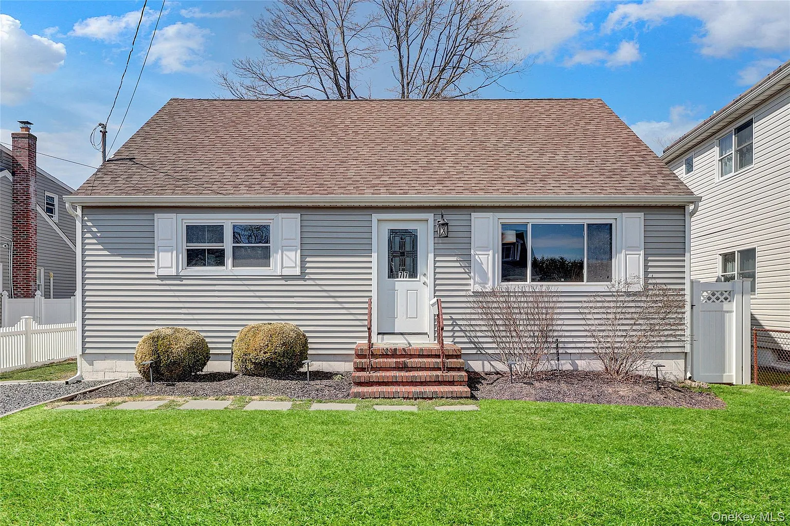 77 Farmers Avenue photo 1