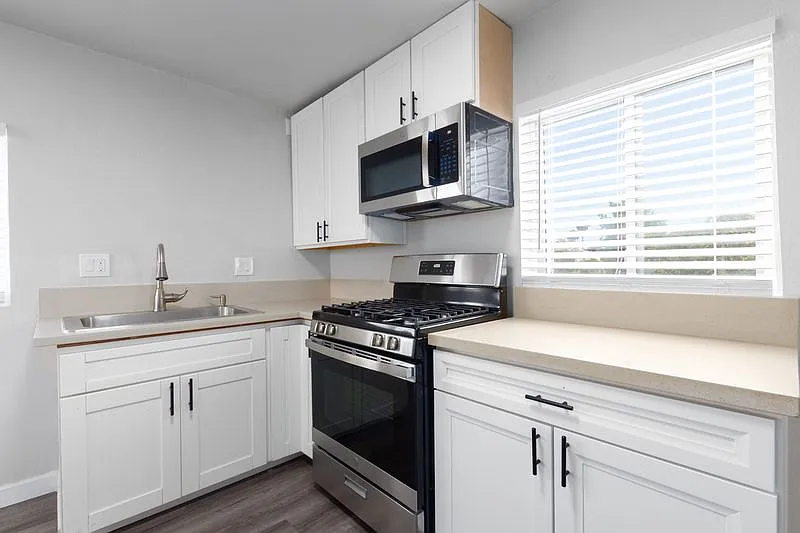 2856 Franklin Ave — Photo 2