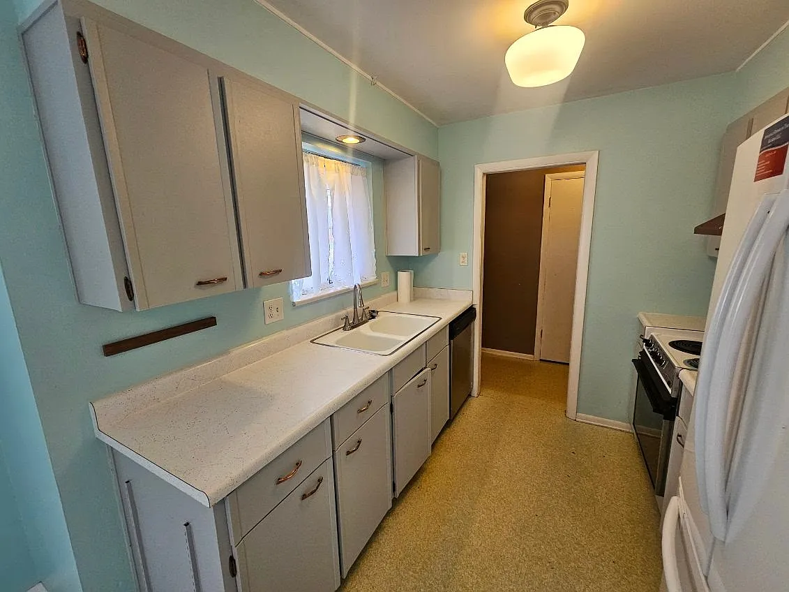1096 Fraser Street - 1096 Fraser Street — Photo 3