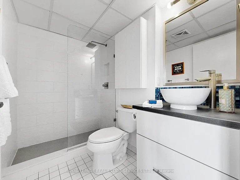 2154 Dundas St W #405 — Photo 15