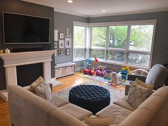 2nd image of 2531 W Moffat St #2