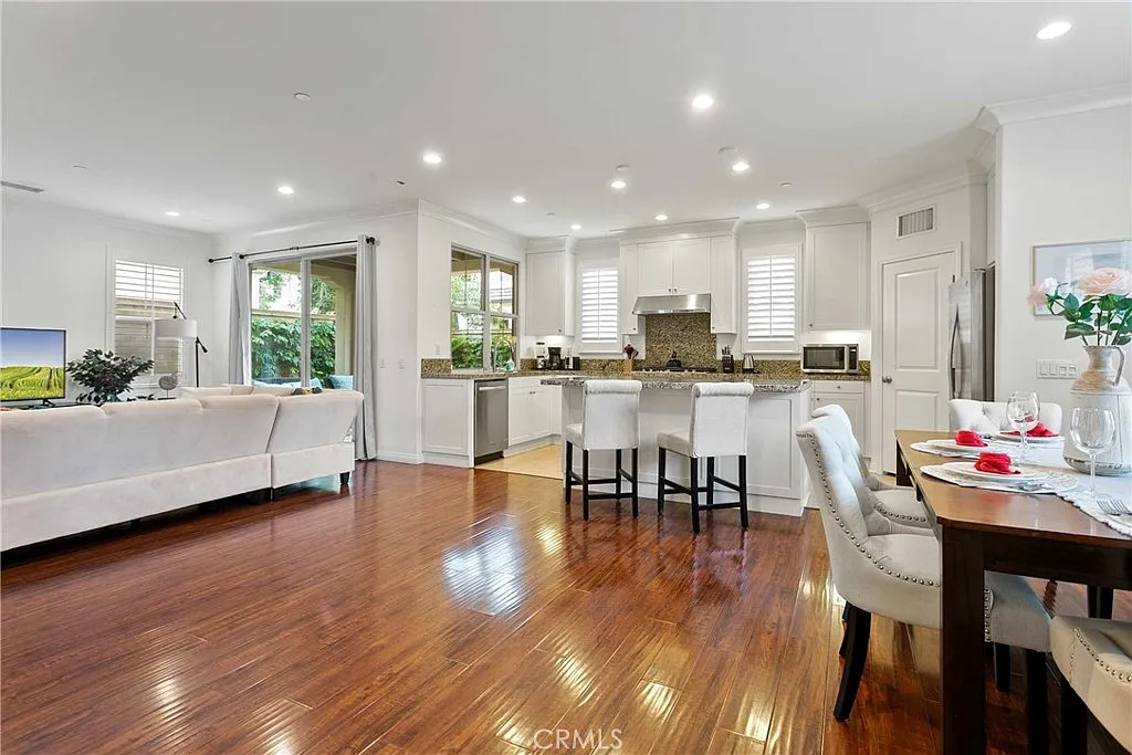 3 bed, 2.5 bath, 1979 sqft, $6,000 — Photo 3