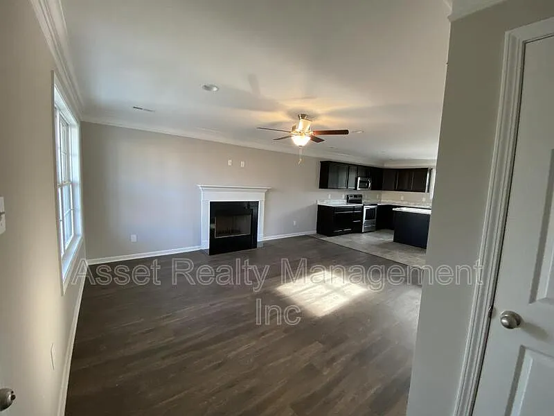 3 bed, 2.5 bath, 2083 sqft, $2,295 — Photo 4