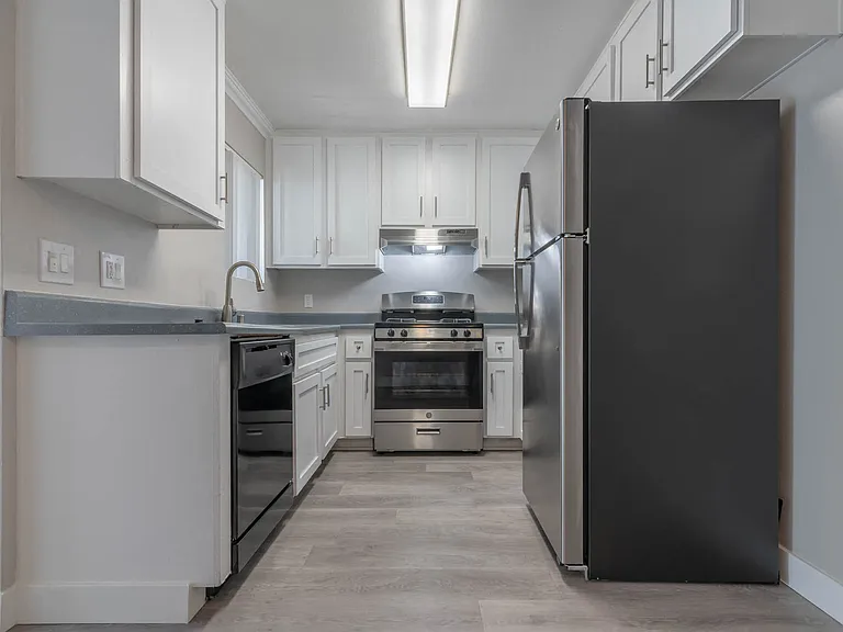 Shoreline Apartments — Photo 18