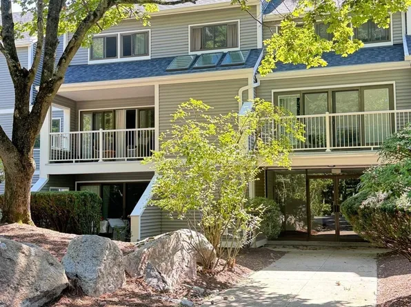 1100 Salem St APT 96, Lynnfield, MA 01940