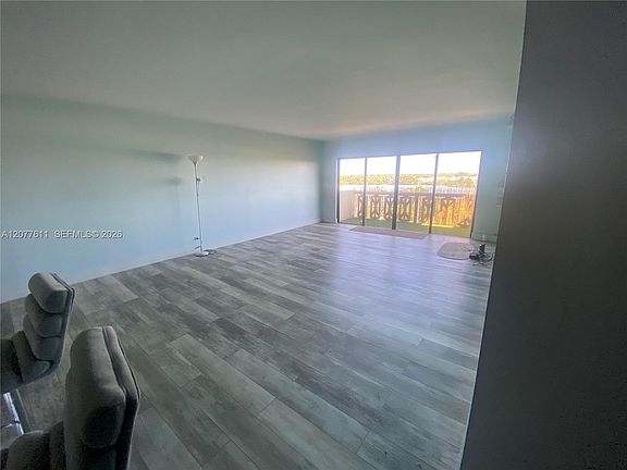 5th image of 800 NE 195th St APT 709