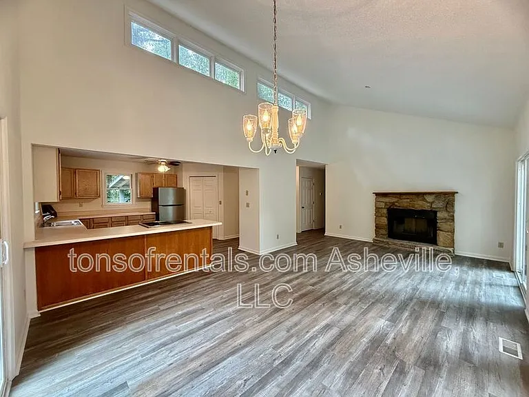 327 Winding Way Ln — Photo 3