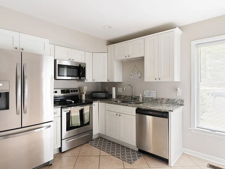 1902 Cambridge Dr — Photo 5