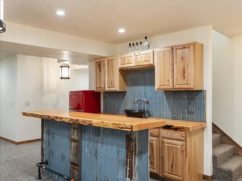 5 bed, 3058 sqft, $3,950 — Photo 4