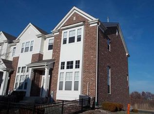 530 Grosvenor Ln, Aurora, IL 60504