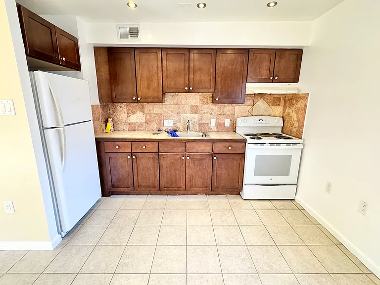 5210 E St SE #5 — Photo 8