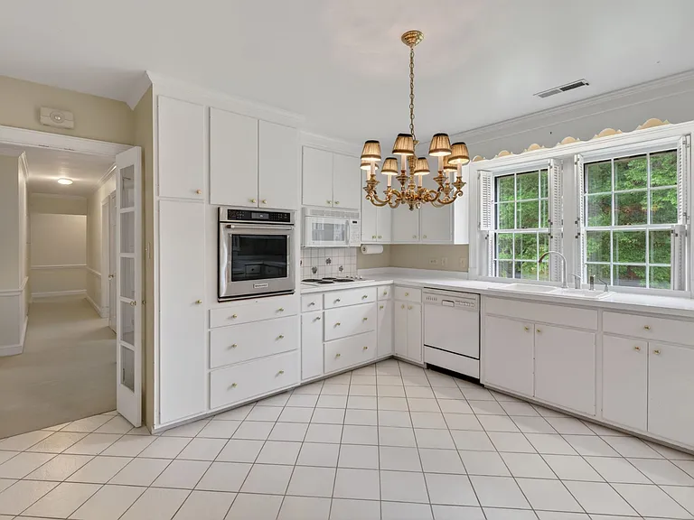 535 E Rio Rd — Photo 7