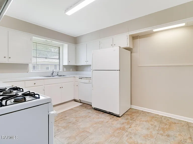 200 Montrose Ave — Photo 7