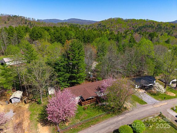 3rd image of 5 Concord Knoll Ln