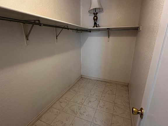 4th image of 3181 Queens Garden Cir