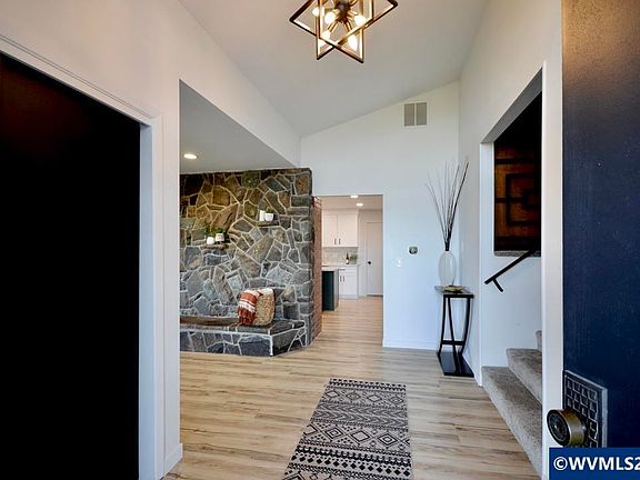 4th image of 10854 Summit Loop SE