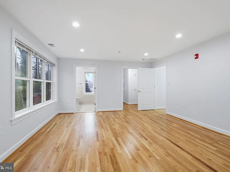 711 Lamberton Dr — Photo 33