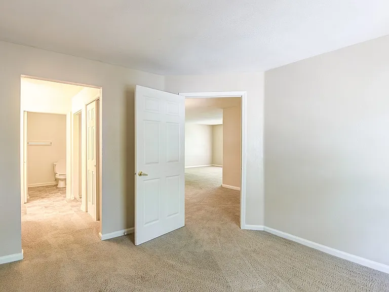 Laurel Pointe — Photo 11