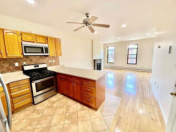 3rd image of 702 De Graw St #3