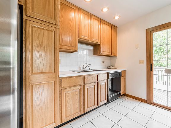 5th image of 23W052 Blenheim Ct