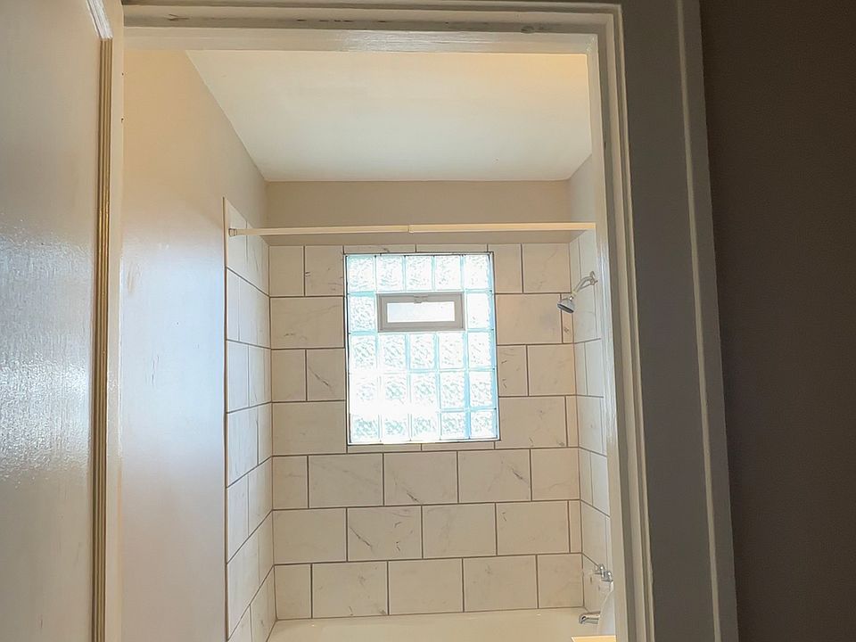 2nd image of 1009-1011 N Lasalle St