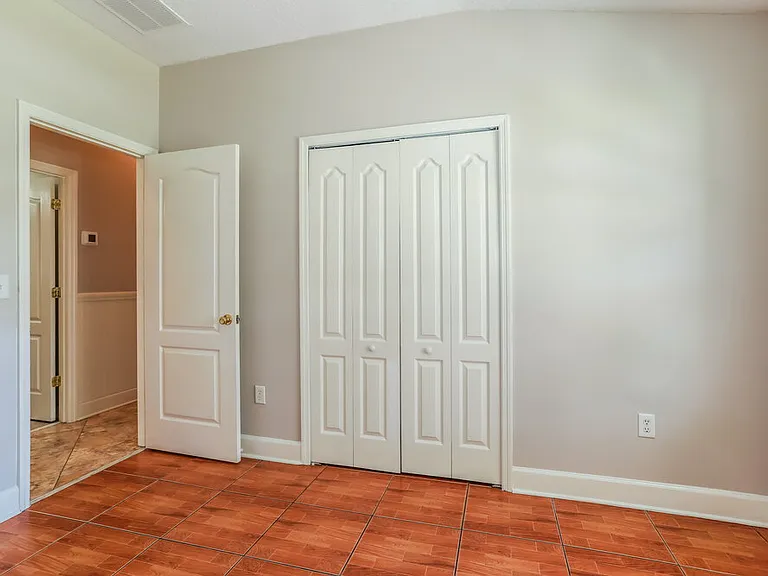 2732 Woodsdale Dr — Photo 13